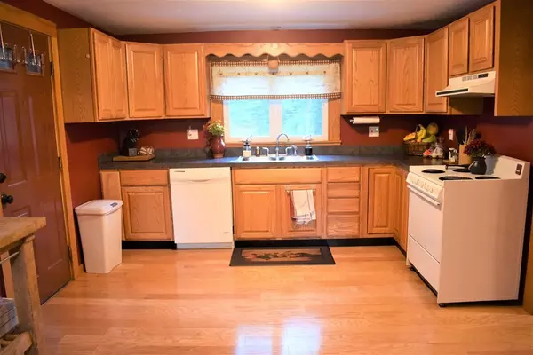 Oakham, MA 01068,1632 N Brookfield Rd