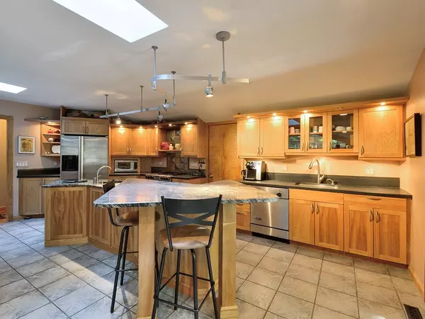 South Hadley, MA 01075,6 Greenwood Ln