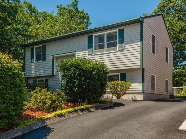 33 Exeter Place, Billerica, MA 01821