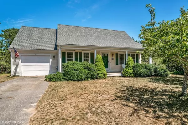 17 Quashnet Woods Dr, Mashpee, MA 02649