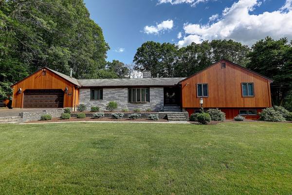 100 Sunset Dr, Seekonk, MA 02771