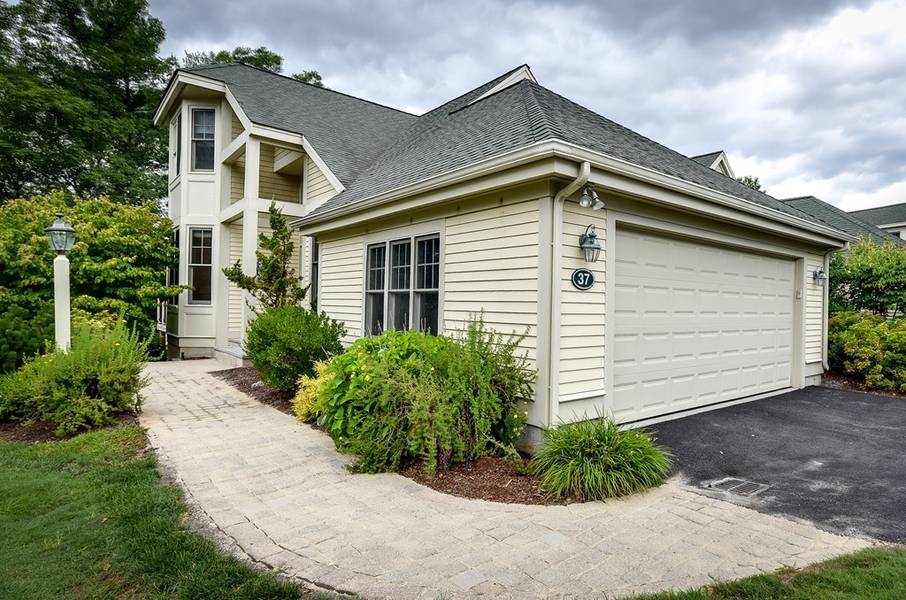 37 Carriage Hill Circle #37, Southborough, MA 01772