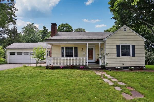 4 Lake St, Lynnfield, MA 01940