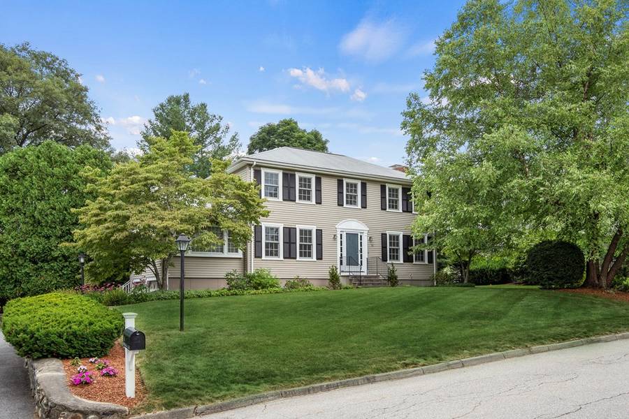 18 Maplecrest Dr, Southborough, MA 01772