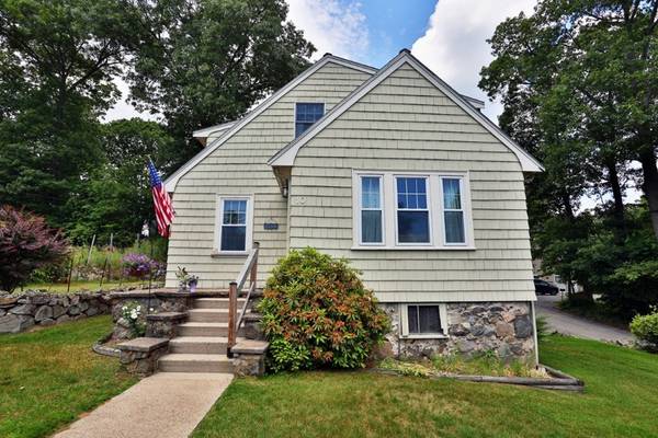 10 Lakewood Road, Lynnfield, MA 01940