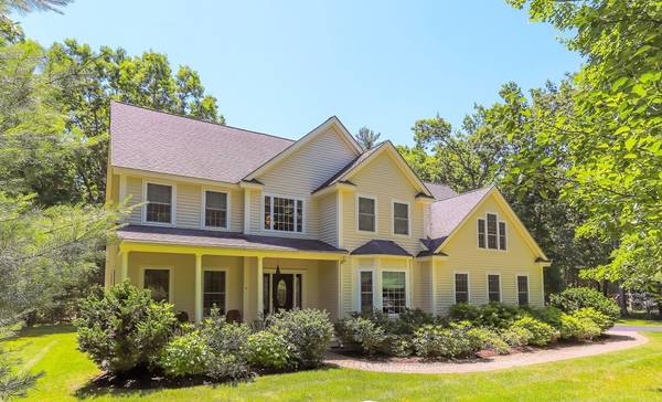 8 Foxglove Ln, Stow, MA 01775