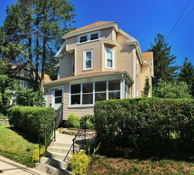 273 Sargeant St, Holyoke, MA 01040