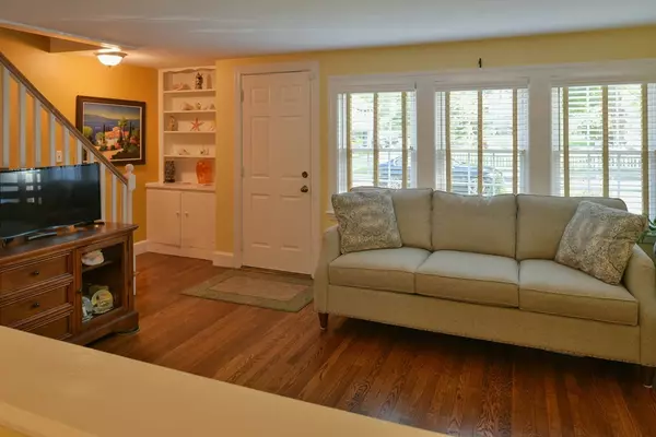 Hamilton, MA 01982,17 Naples Rd