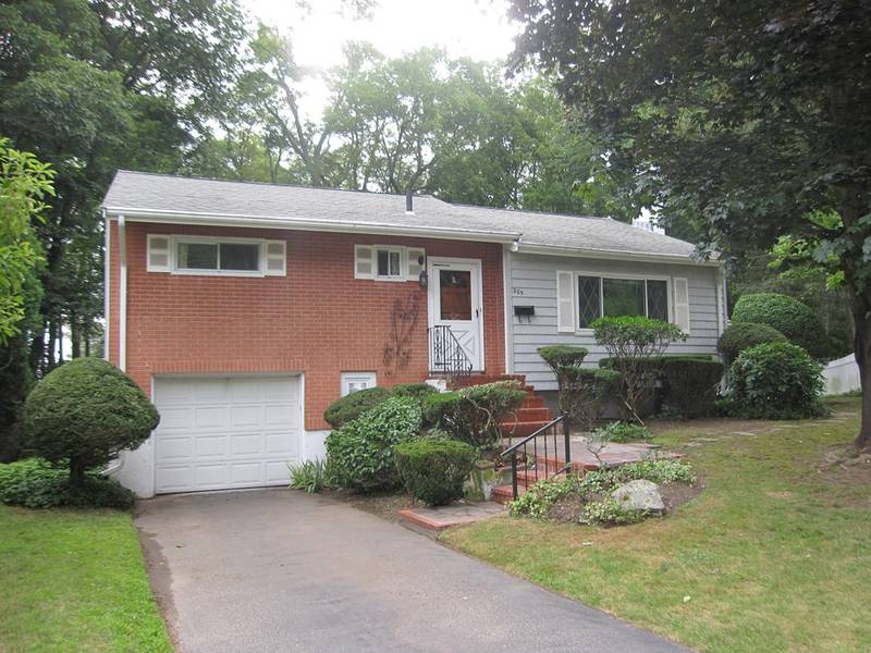 205 Ridgewood Dr, Norwood, MA 02062