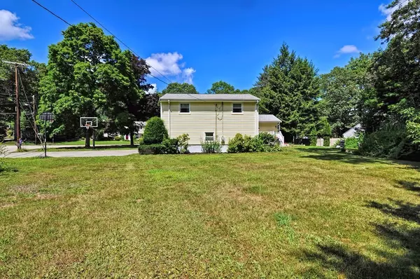Medfield, MA 02052,18 Fairview Road