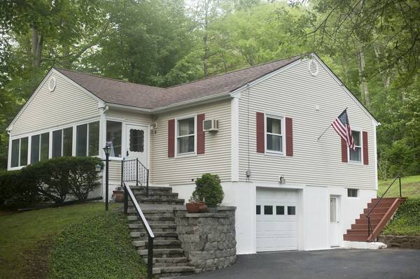 9 Valley View Hts, Monson, MA 01057