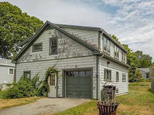 8 Clarence St, Dartmouth, MA 02748