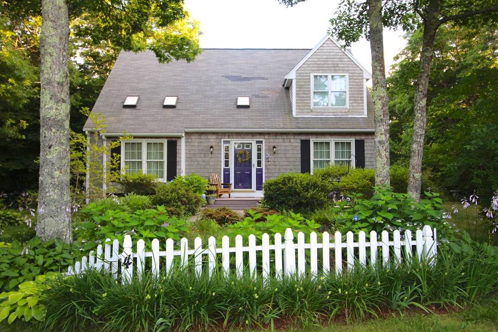 4 Gunters Ln, Mashpee, MA 02649