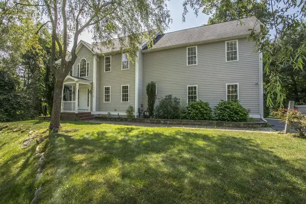 10 Everett St, Dartmouth, MA 02748