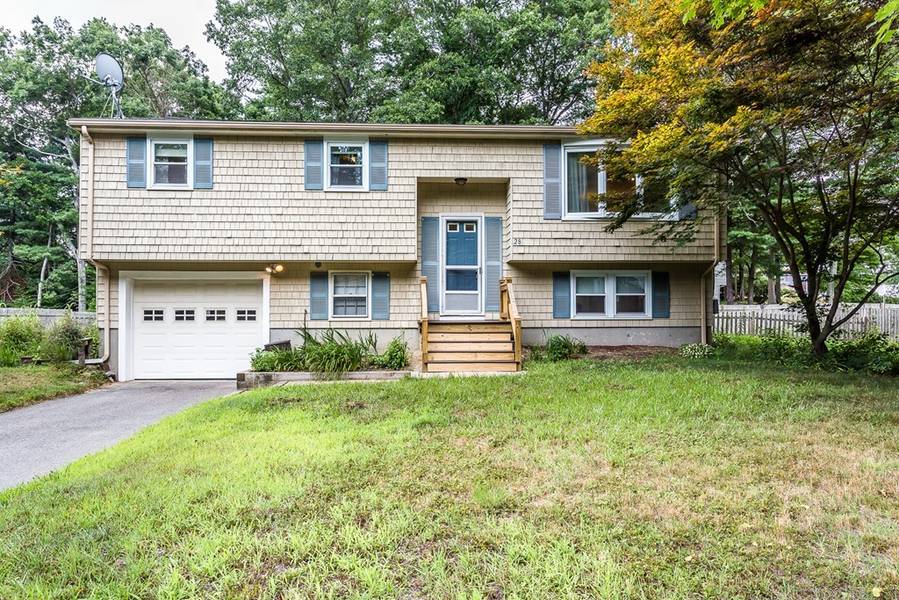 28 Elizabeth Dr, Raynham, MA 02767