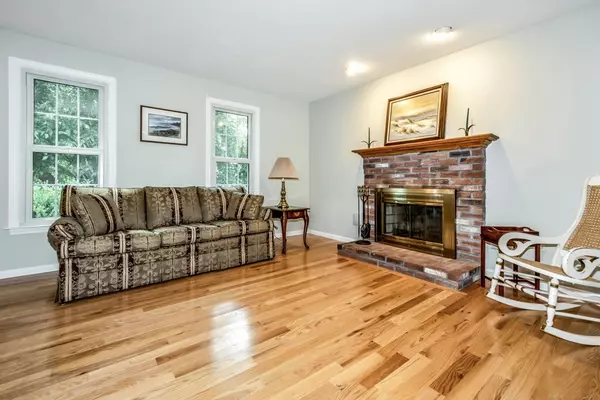 Sutton, MA 01590,7 Lakeview Cir