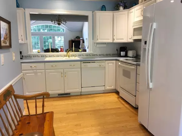 East Longmeadow, MA 01028,212 Pinehurst Dr #212