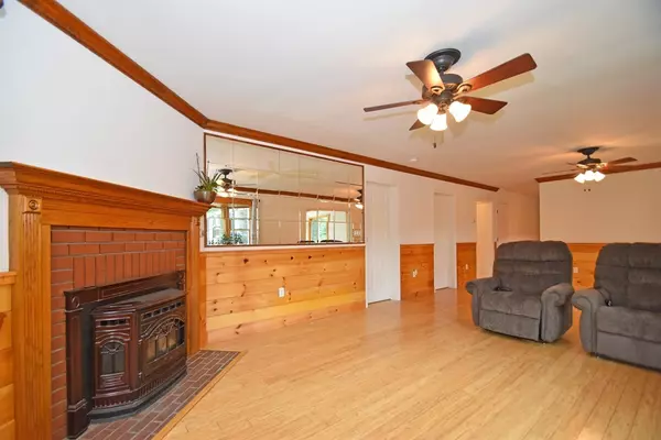 Oakham, MA 01068,16 Farm Pond Rd