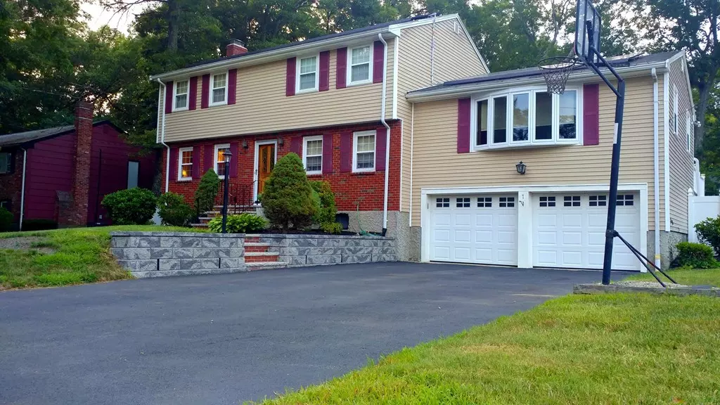 Randolph, MA 02368,7 Bayberry Ln