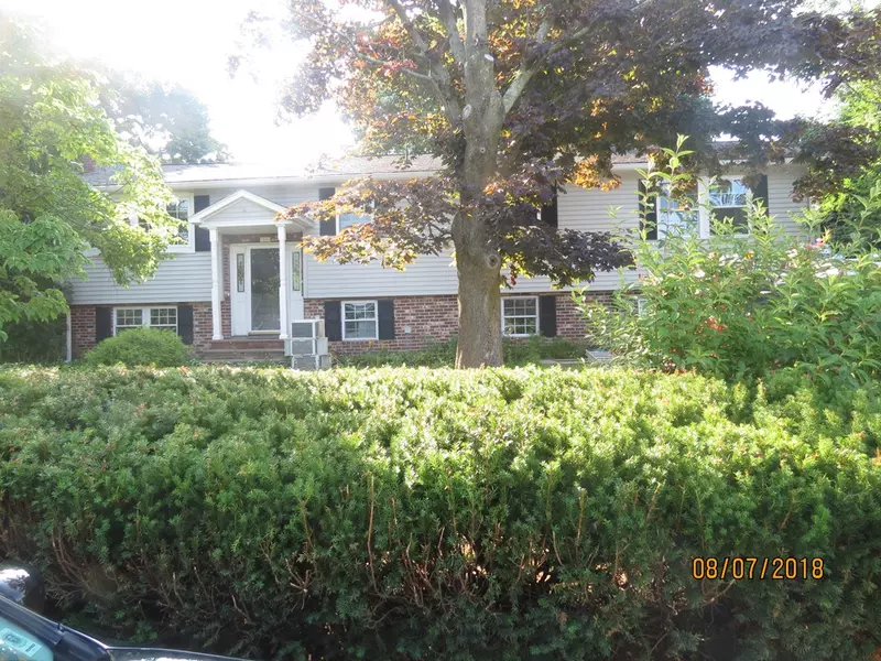 83 River Road, Lowell, MA 01852