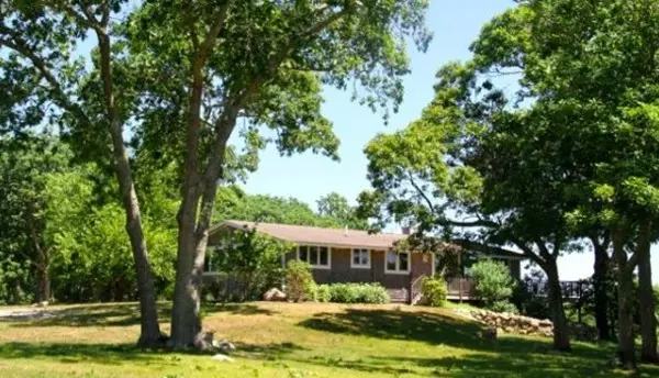 737 State Rd, Aquinnah, MA 02535