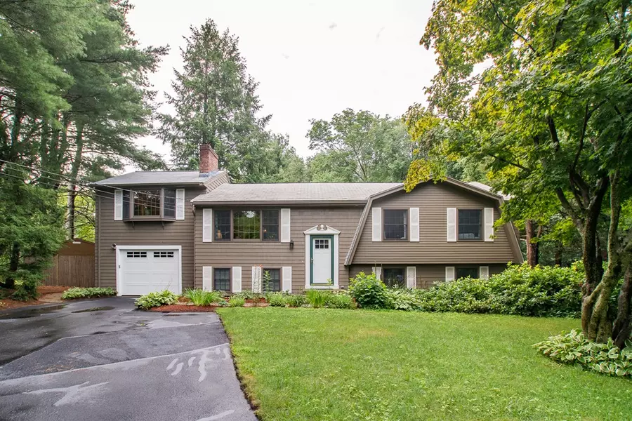 5 Longmeadow Rd, Medfield, MA 02052