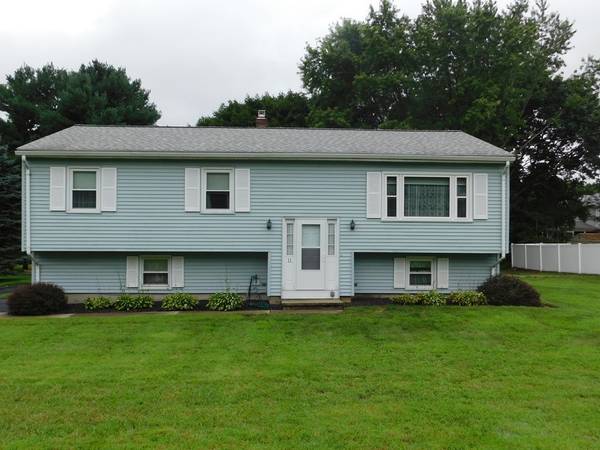 11 Grandview Dr, North Attleboro, MA 02760