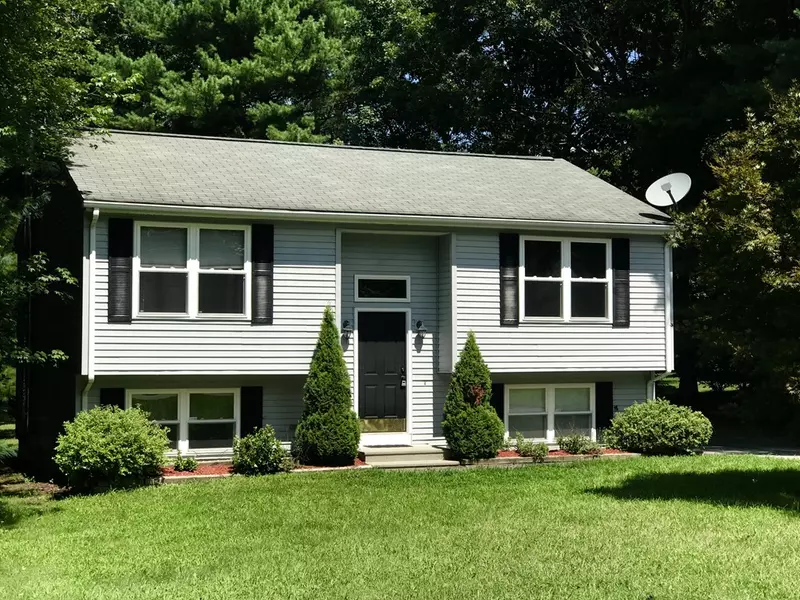 34 Colonial Rd, Douglas, MA 01516