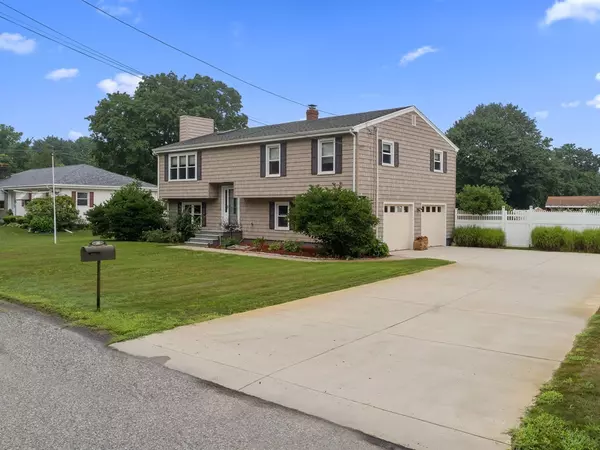 26 Raymond Dr, Seekonk, MA 02771