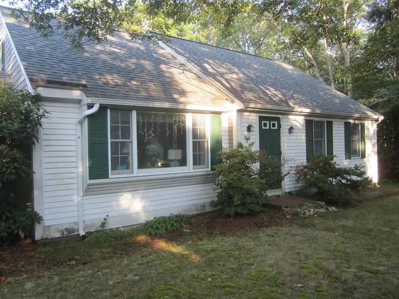 196 Higgins Crowell Rd, Yarmouth, MA 02673