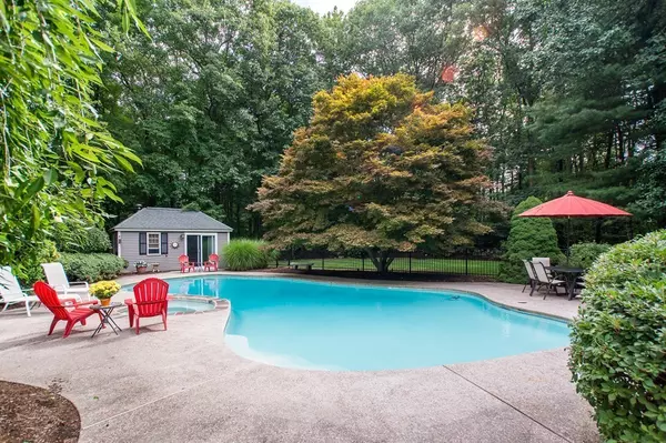 Walpole, MA 02081,10 Homeward Ln