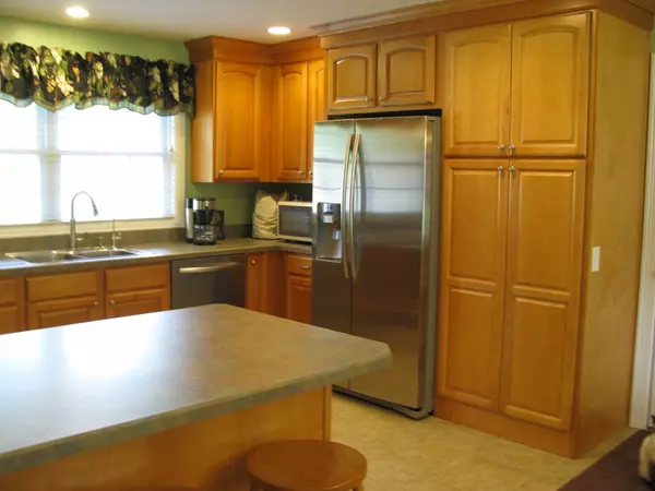 Granby, MA 01033,4 Deerbrook Dr