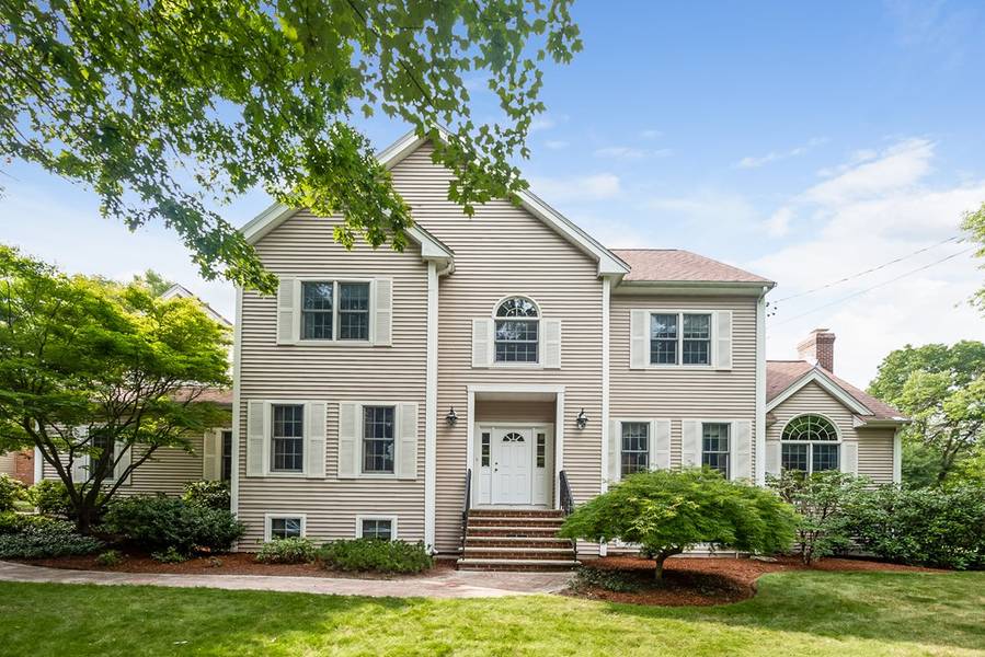 4 Lakeview Dr, Walpole, MA 02081