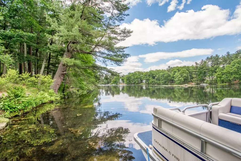 Stow, MA 01775,25 Hallock Point Road