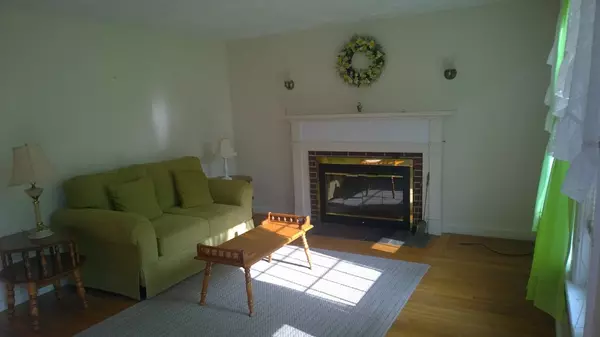 Walpole, MA 02081,424 Common St