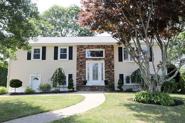 13 Oaklawn Drive, Dartmouth, MA 02747