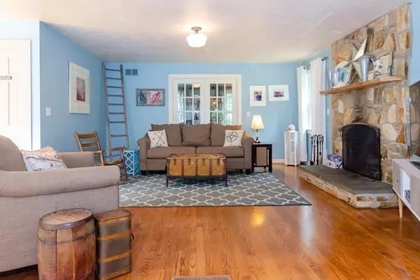 Rochester, MA 02770,19 Meadow Ln