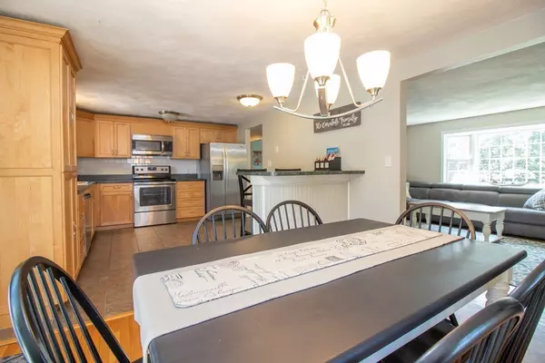 8 Eel River Cir, Plymouth, MA 02360