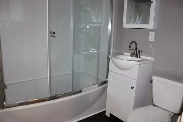 Milford, MA 01757,8 Clark St