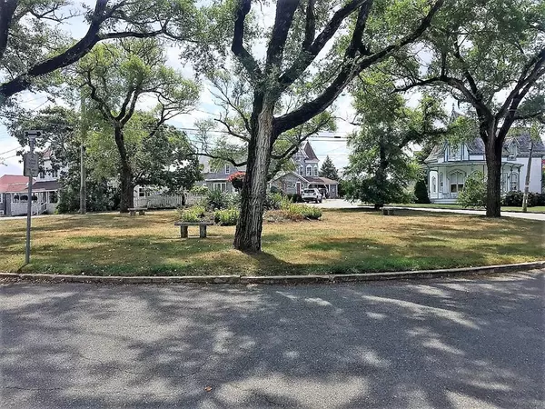 Falmouth, MA 02540,10 Crown Ave