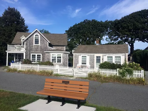 10 Crown Ave, Falmouth, MA 02540