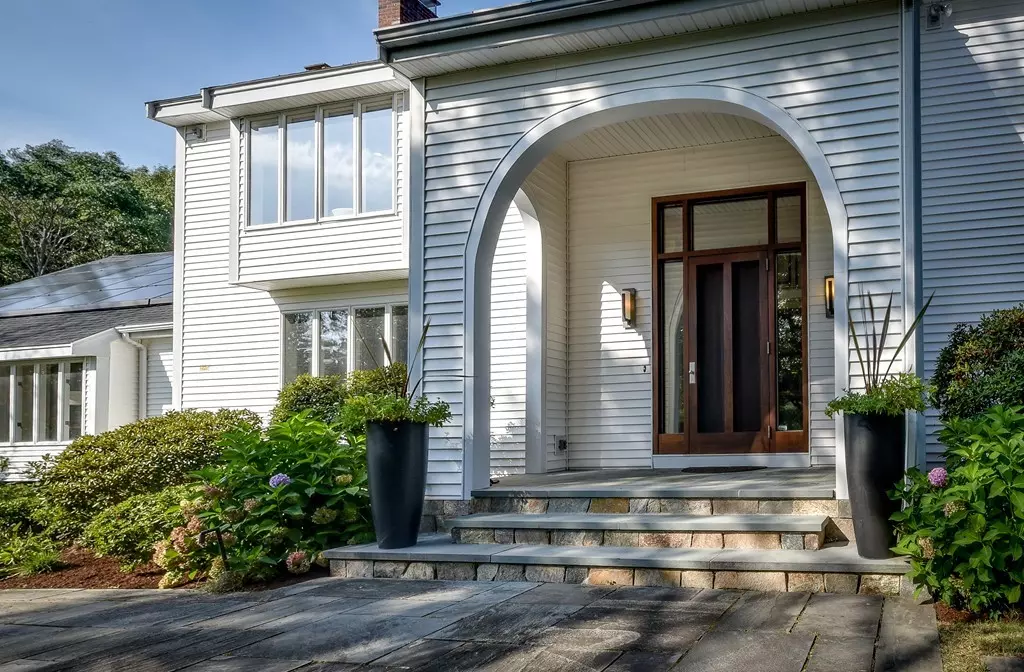 Weston, MA 02493,8 High Meadow Rd