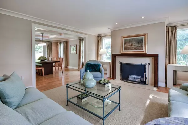 Weston, MA 02493,8 High Meadow Rd