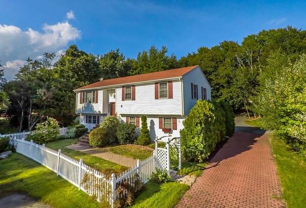 22 Schooner Dr, Dartmouth, MA 02748