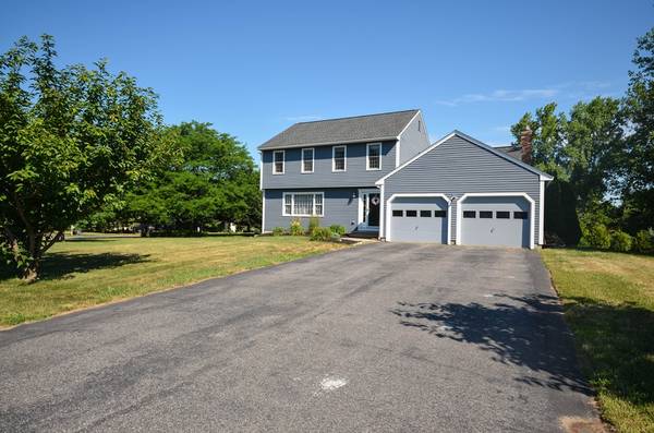 100 Highland View Dr, Sutton, MA 01590