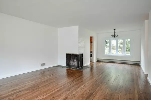 Natick, MA 01760,23 Strawberry Hill Rd