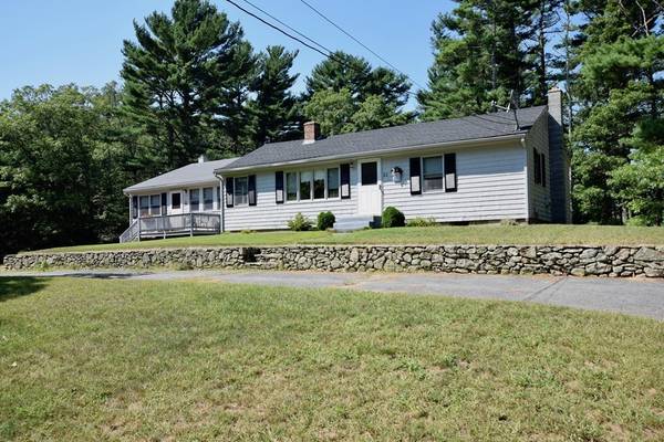 22 Old Center St, Carver, MA 02330