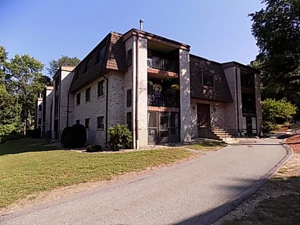 7 Greenbriar Dr #111, North Reading, MA 01864