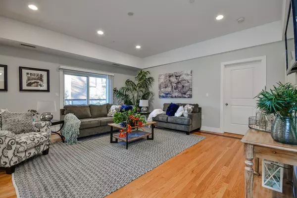 Brookline, MA 02467,310 Hammond Pond Pkwy #202