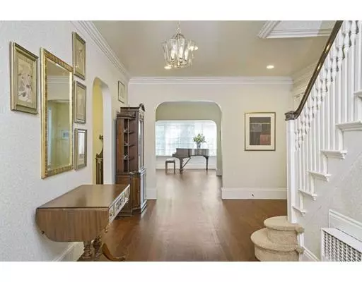 Brookline, MA 02445,69 Evans Rd